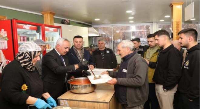 Oltu Belediyesi günlük 500 kişiye iftar yemeği veriyor