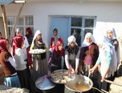 Köylere aşure dağıttılar