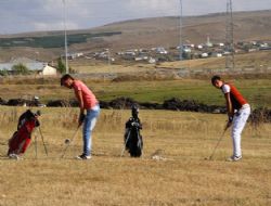 Çayırda golf tutkusu