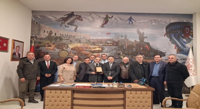 Alkışlarla uğurlandı