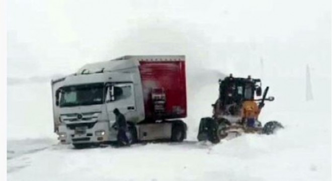 Arpaçay ve Boğatepe'de araçlar mahsur kaldı