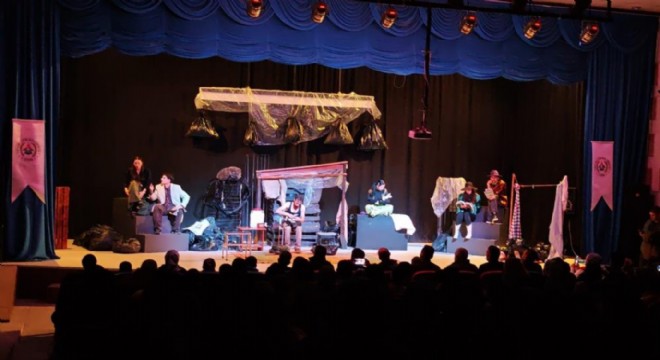 Aşkale'de tiyatro keyfi: ''Mavi Kolye'' sahnelendi