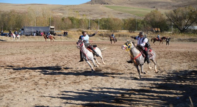 Atlar dostluk için dörtnala koştu