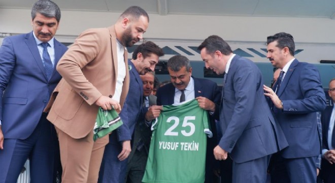 Bakan Tekin e Tortumspor forması hediye edildi