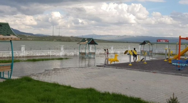 Baraj taştı, parklar su altında kaldı