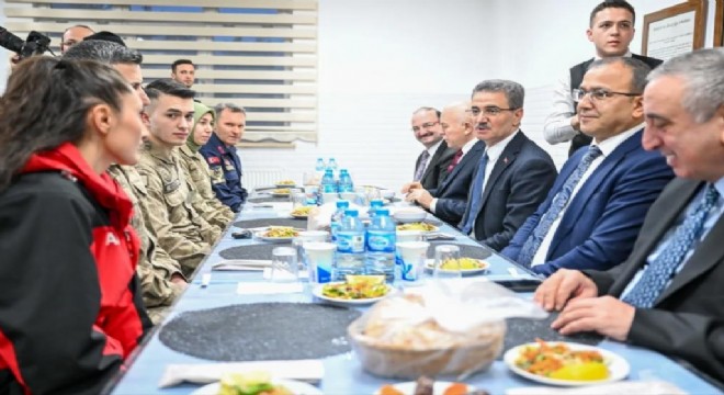 Baruş ve il protokolü, Mehmetçikle iftar yaptılar