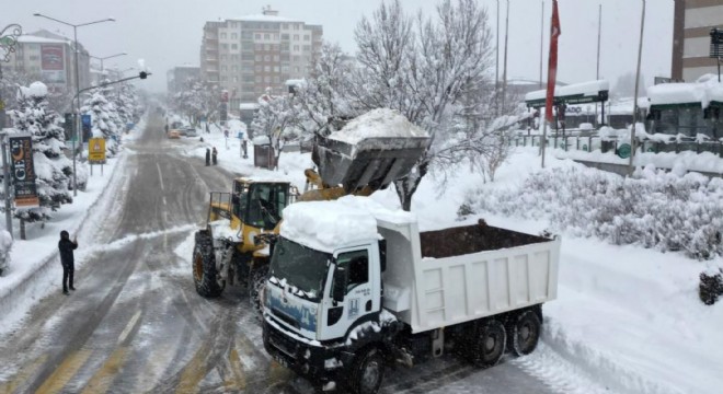 Büyükşehir'in kar timleri 7/24 sahada