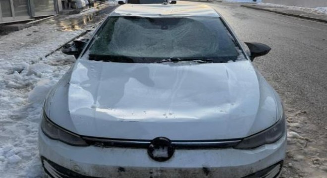 Çatıdan düşen kar otomobilleri hurdaya çevirdi