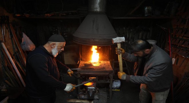 Demircilik geleneğini yaşatmaya çalışıyor
