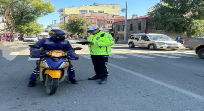 Emniyet motosiklet kuryelerini denetledi