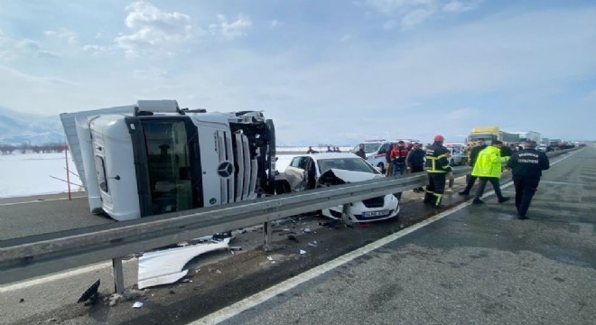 Erzincan yolunda tır ile otomobil çarpıştı: 3 yaralı