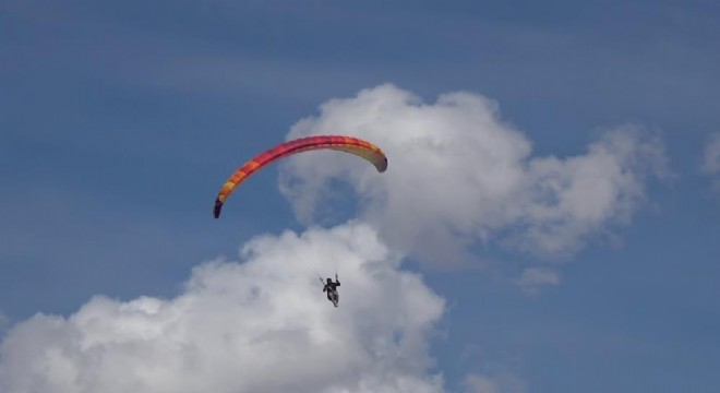Erzurum'da gökyüzü paraşütlerle süslendi