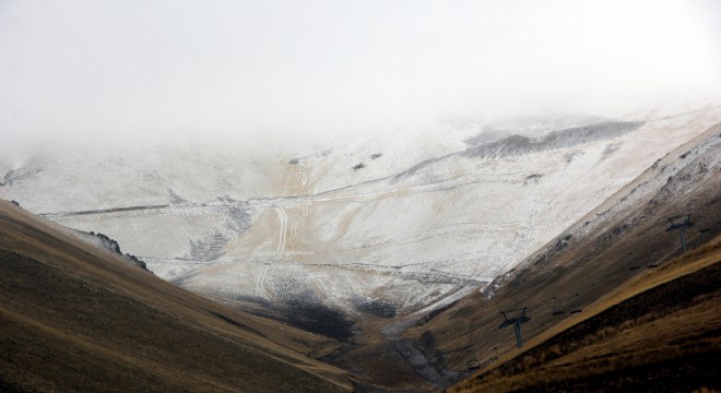 Erzurum’da yüksek kesimlere kar yağdı