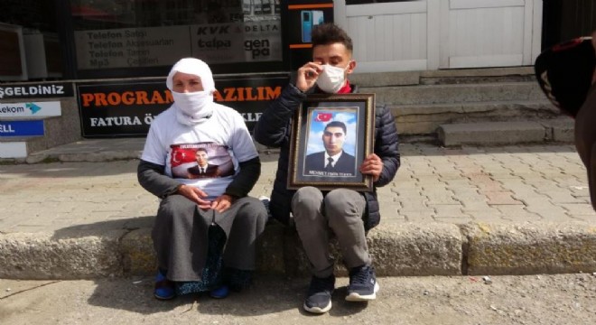Gözü yaşlı aileler HDP önünde oturma eylemi başlattı