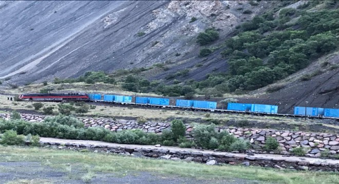 Heyelan treni raydan çıkardı