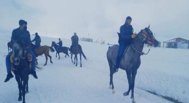Kar üstünde atlar yarışa böyle hazırlanıyor