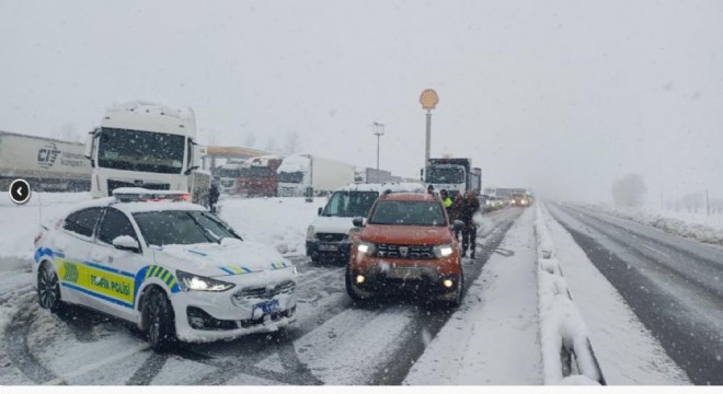 Kar ve tipi ulaşımı aksatıyor