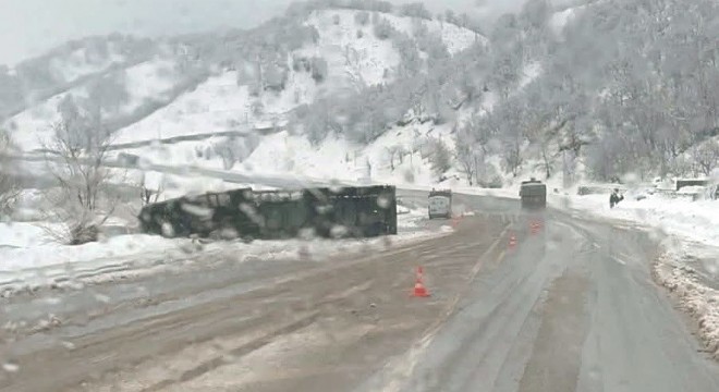 Karlıova yolunda tır kazası: 1 yaralı