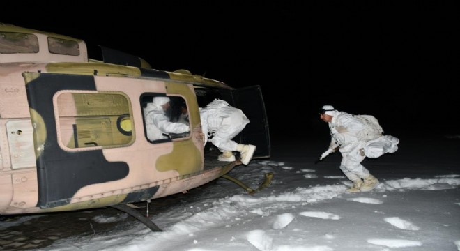Mehmetçiğin karlı arazide gece eğitimi