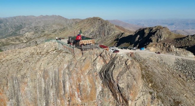 Meşhur mescidi bacadan çıkan kıvılcımlar kül etti