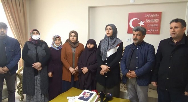 Nöbetteki Aileler Erdoğan’ın 68. yaş gününü kutladı
