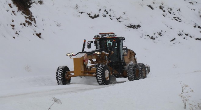 Oltu'da 65 köy yolunda ulaşıma kar engeli