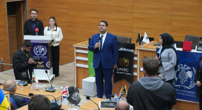 Özdemir Üniversitelilere seslendi