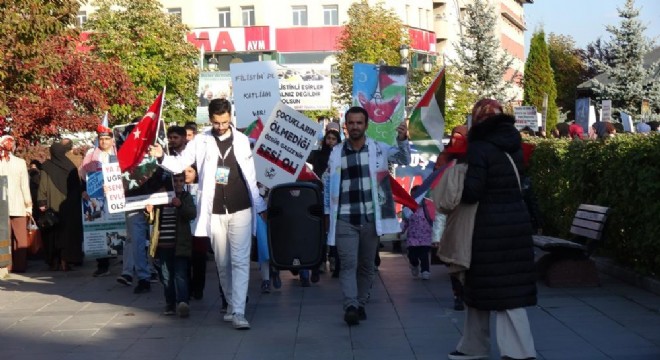 Sağlık çalışanları İsrail’i protesto etti