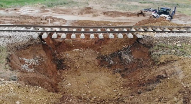 Sel suları Doğu Ekspresi hattını çökertti