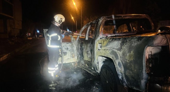 Seyir halindeki kamyonet küle döndü