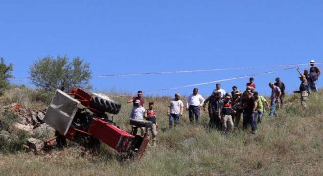 Tarlada traktör devrildi: 1 ölü