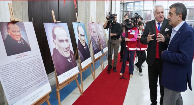 Tekin ‘Orijinal Atatürk Portresi Sergisi’ni açtı