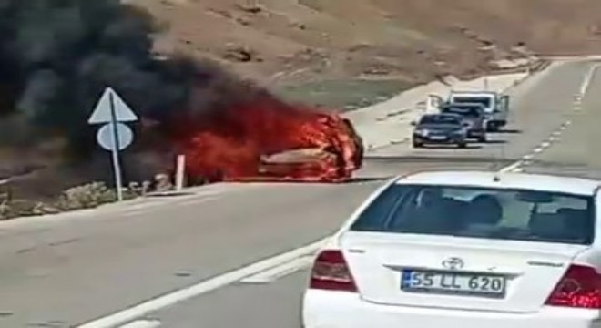 Tekman’da park halindeki araç yandı