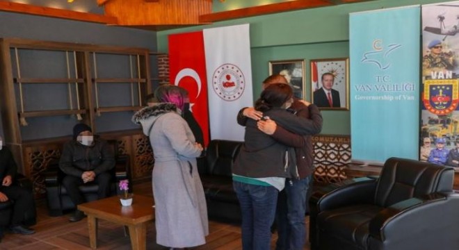 Teslim olan PKK’lı ailesiyle buluştu