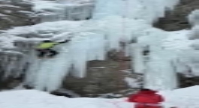 Uzundere'de buz tırmanışında ayı paniği