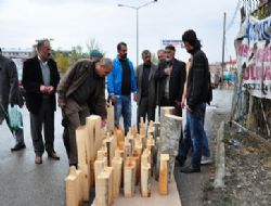 Ekmeklerini odundan çıkarıyorlar