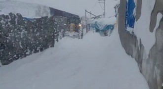 2 bin 300 rakımda zorlu karla mücadele çalışması