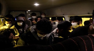 24 kaçak göçmen, 2 göçmen kaçakçısı yakalandı