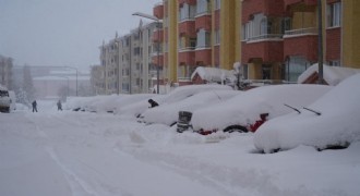 Arabalar kar altında kayboldu