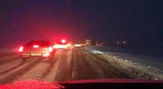 Ardahan yolunda kar ulaşımı olumsuz etkiledi