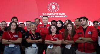 Bayraktar TEKNOFEST’TE gençlerle buluştu