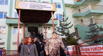 Karaburun okul önlerindeki uygulamaları denetledi