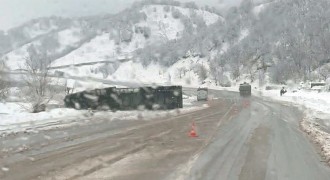 Karlıova yolunda tır kazası: 1 yaralı