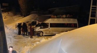 Köy yolunda mahsur kalan öğrenci servisi kurtarıldı