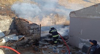 Kurtuluş'ta kömürlük yangın