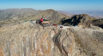 Meşhur mescidi bacadan çıkan kıvılcımlar kül etti