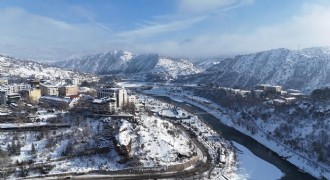 Munzur kıyısında, karlar altında bir şehir