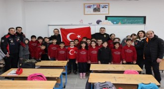 Okullarda bayrak coşkusu