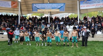 Uzundere'de Cumhuriyet anısına güreş turnuvası