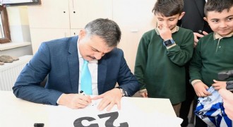 Vali Çiftçi'ye forma imzalatma sürprizi